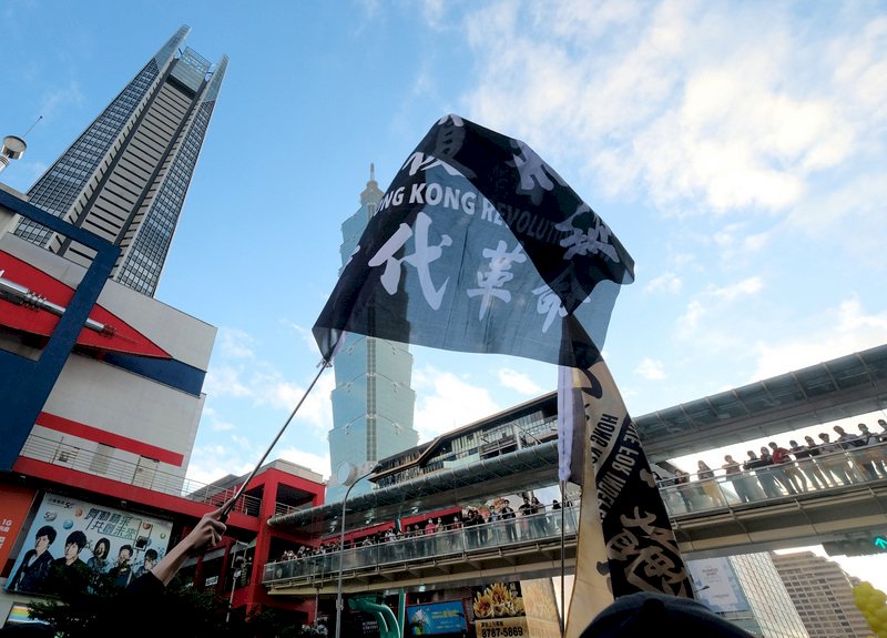 逃出來的香港抗爭者,自由了嗎?