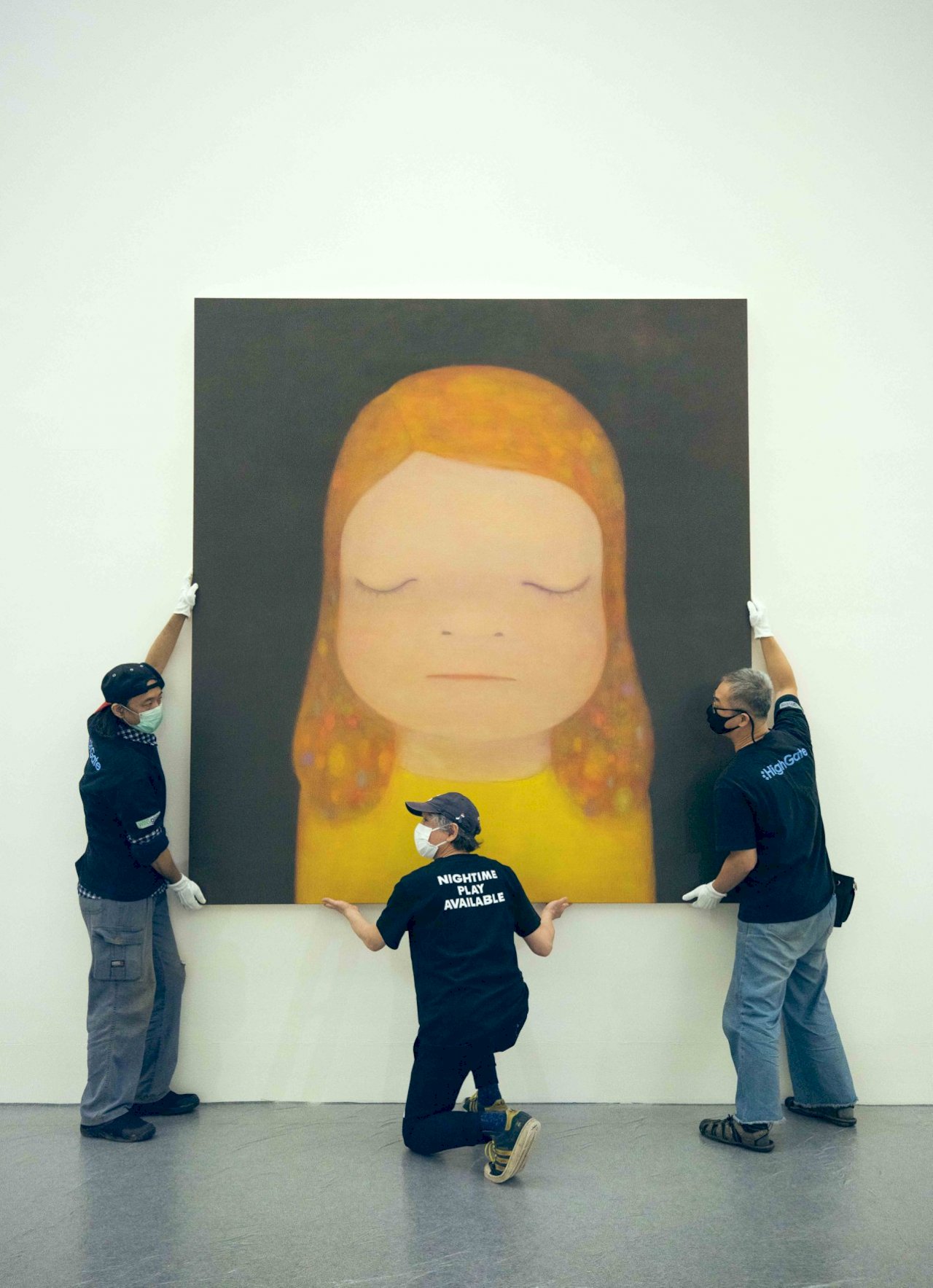 奈良美智台北親自布展 帽上「台日友情」徽章成亮點